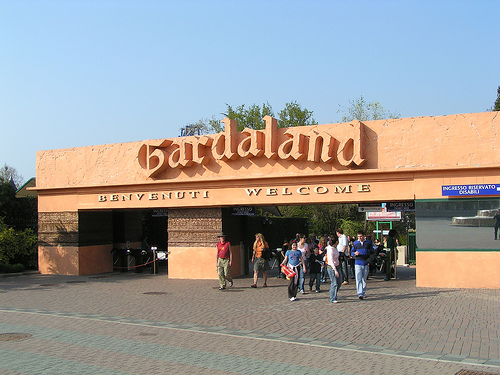 Attrazioni e giochi a Gardaland sul Lago di Garda vicino a Casa Lorena
