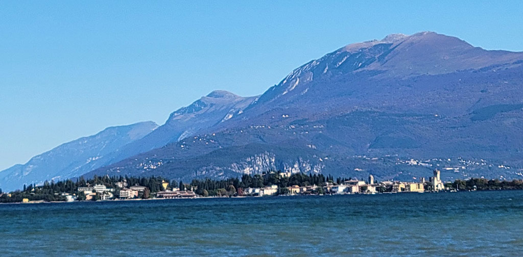 Panorama del Lago di Garda visto da Casa Lorena a Desenzano del Garda